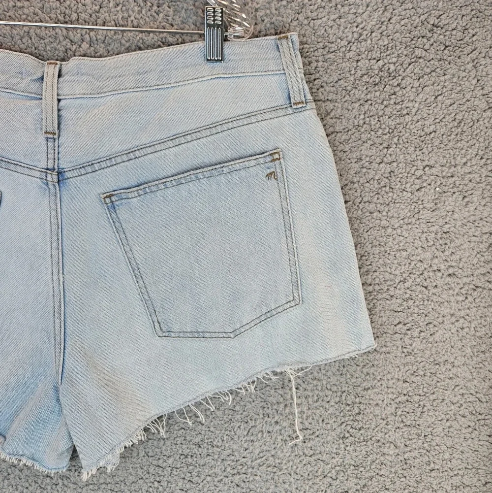 Madewell Light wash relaxed denim raw hem cut off Jean shorts Sz 32